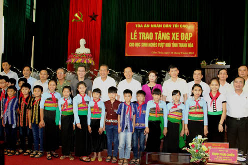 Chánh án TANDTC Trương Hòa Bình trao tặng xe đạp cho học sinh miền núi Thanh Hóa