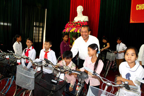 Chánh án TANDTC Trương Hòa Bình trao tặng xe đạp cho học sinh miền núi Thanh Hóa