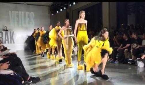 Siêu mẫu và những cú ngã nhớ đời trên sàn catwalk