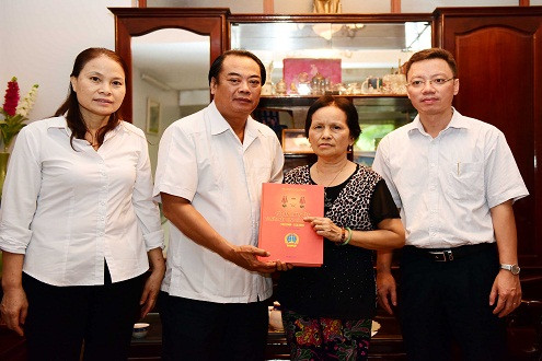 Bí thư Đảng ủy, Phó Chánh án Thường trực TANDTC Bùi Ngọc Hòa thăm gia đình cố Chánh án TANDTC Trịnh Hồng Dương