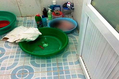 Nữ sinh bất tỉnh trong nhà tắm bên thi thể trẻ sơ sinh 