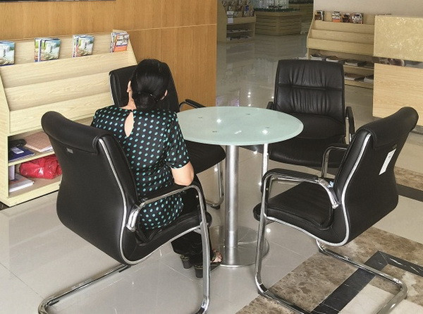Ba nhân viên ngồi lướt web trong khi khách hàng đợi dài cổ, không ai ra tiếp.