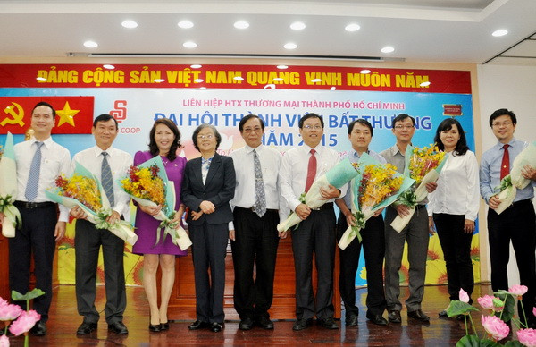 Ông Diệp Dũng (thứ 6 từ trái sang) vừa được bầu là Chủ tịch HĐQT mới của Saigon Co.op