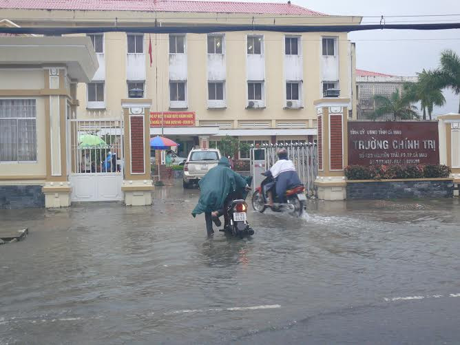 Cà Mau: Nhiều tuyến đường bị ngập sâu sau mưa bão