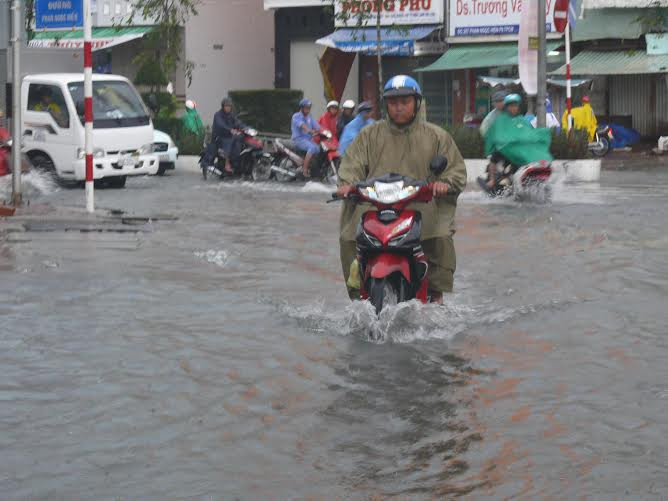 Cà Mau: Nhiều tuyến đường bị ngập sâu sau mưa bão