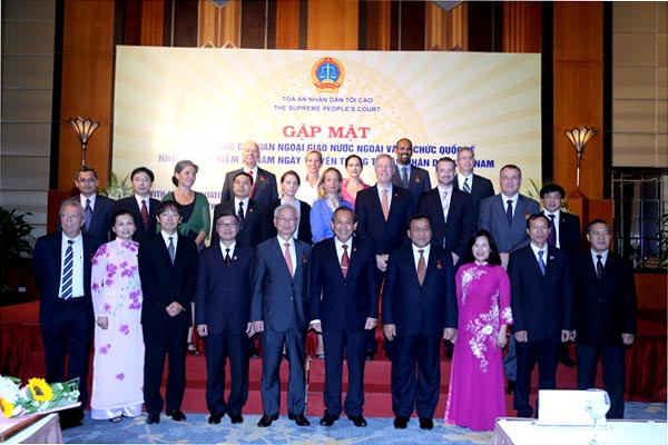 Lãnh đạo TANDTC gặp mặt đại diện các cơ quan ngoại giao và tổ chức quốc tế