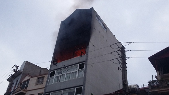 Cháy tòa nhà 5 tầng, nhiều tài sản bị thiêu rụi