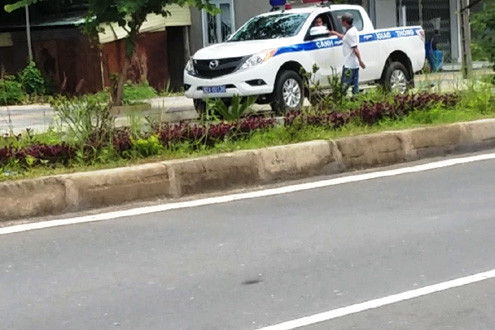 Cảnh sát giao thông ngồi trong xe kiểm tra giấy tờ “siêu tốc