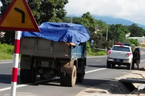 Cảnh sát giao thông ngồi trong xe kiểm tra giấy tờ “siêu tốc