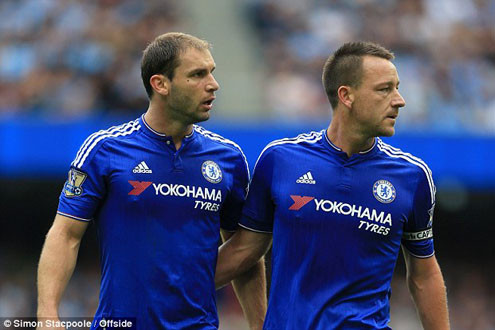 John Terry và Branislav Ivanovic đối diện nguy cơ mất chỗ tại Chelsea