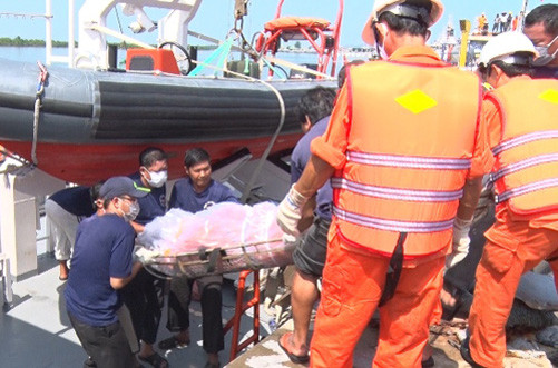 Đưa thi thể 11 nạn nhân và 3 thuyền viên may mắn sống sót vào bờ