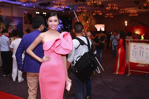 Á khôi Thúy Vân nỗ lực chuẩn bị cho cuộc thi Hoa hậu Quốc tế 2015