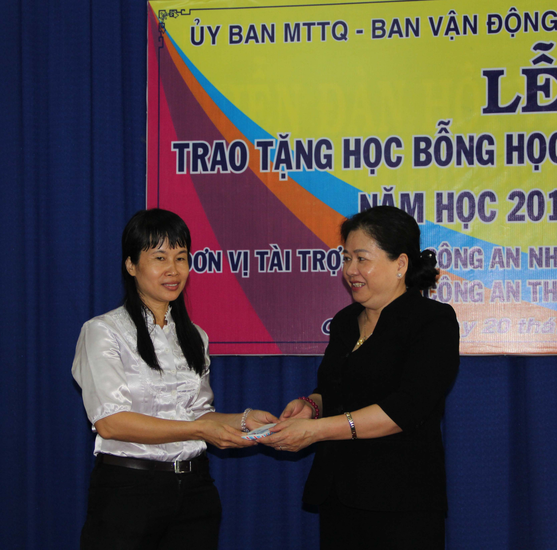Chánh án TANDTC Trương Hòa Bình tặng học bổng cho học sinh dân tộc Chăm