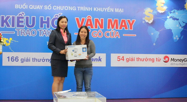  Bà Nguyễn Phương Huyền, Giám đốc Khách hàng cá nhân kiêm Trưởng phòng Dịch vụ Ngân hàng cao cấp Sacombank trao quà cho khách hàng may mắn đến tham dự buổi quay số.