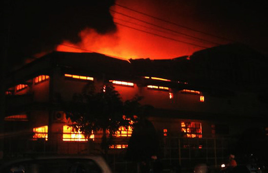 Biên Hoà: Hàng ngàn m2 nhà xưởng bốc cháy dữ dội trong đêm