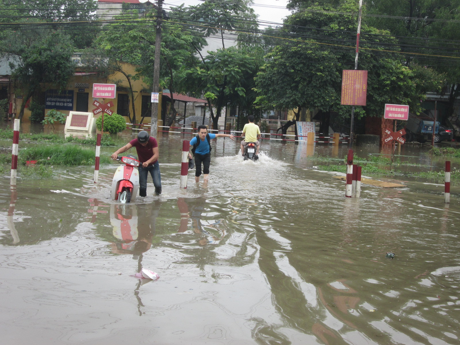 Hà Nội: Tích cực xả nước sau mưa lớn