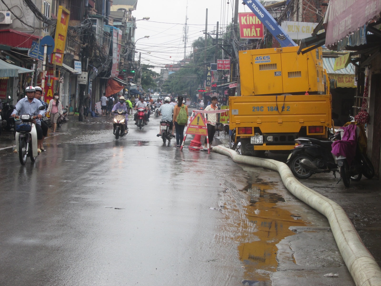 Hà Nội: Tích cực xả nước sau mưa lớn