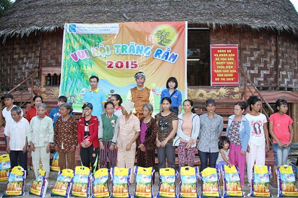 Đại diện Chi đoàn TAND TP.Đà Nẵng và Câu lạc bộ Từ thiện Hướng Dương Xanh tặng gạo cho các hộ gia đình khó khăn