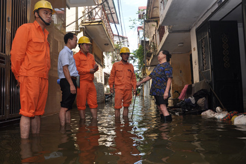 Thợ điện Thủ đô: Túc trực cùng người dân trong mưa