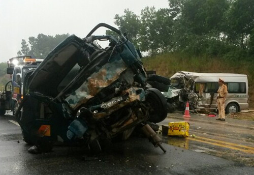 Tin tức tai nạn giao thông ngày 23/9: Tông vào lan can ven đường, cả gia đình thương vong