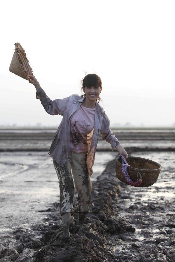 Bộ ảnh lấm lem bùn đất trong phim Vòng eo 56 của Ngọc Trinh gây sốt