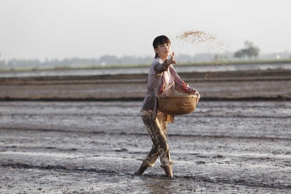 Bộ ảnh lấm lem bùn đất trong phim Vòng eo 56 của Ngọc Trinh gây sốt
