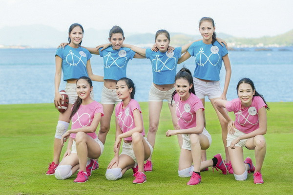 Người đẹp Hoa hậu Hoàn Vũ khoe eo thon, dáng chuẩn khi chơi bóng bầu dục