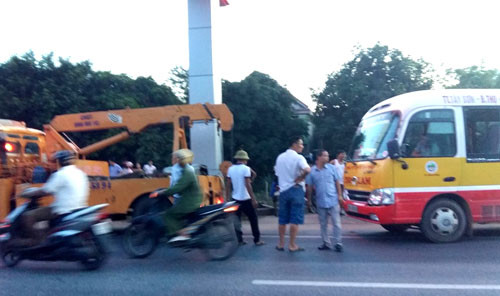 Hành khách hoảng loạn vì người đàn ông đập phá xe buýt
