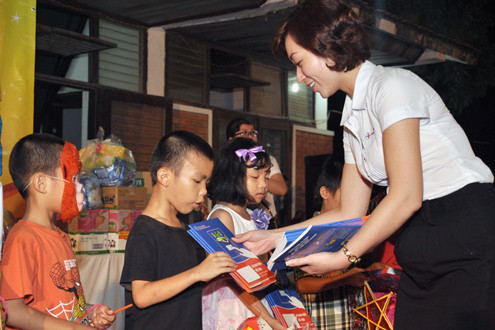 EVN HANOI mang Tết Trung thu đến với trẻ em mồ côi, mắc bệnh hiểm nghèo