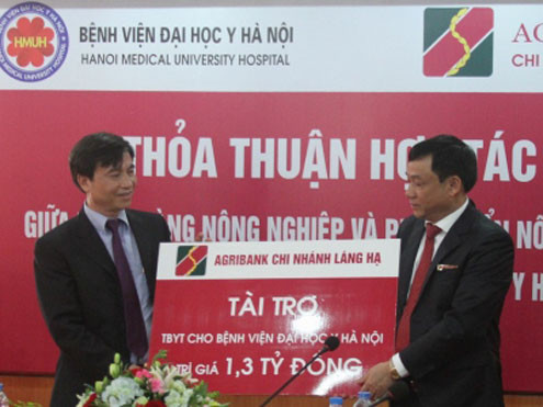 Agribank Láng Hạ tài trợ 1,3 tỷ đồng cho Bệnh viện Đại học Y Hà Nội