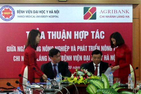 Agribank Láng Hạ tài trợ 1,3 tỷ đồng cho Bệnh viện Đại học Y Hà Nội