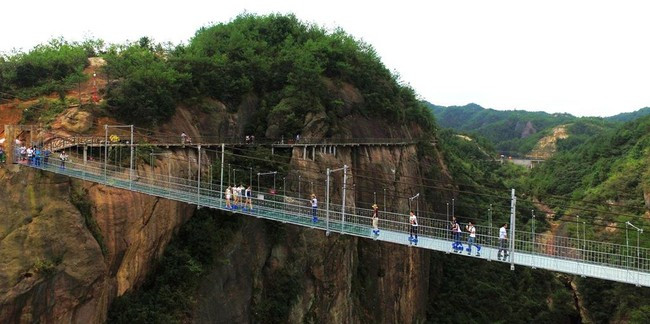 Cận cảnh chiếc cầu treo bằng kính bắc qua hẻm núi tại Trung Quốc