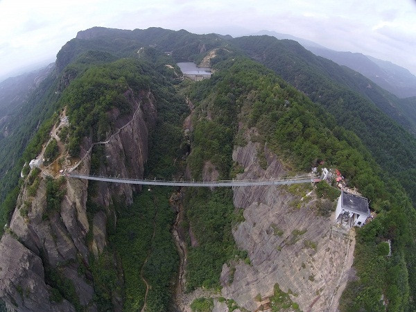 Cận cảnh chiếc cầu treo bằng kính bắc qua hẻm núi tại Trung Quốc