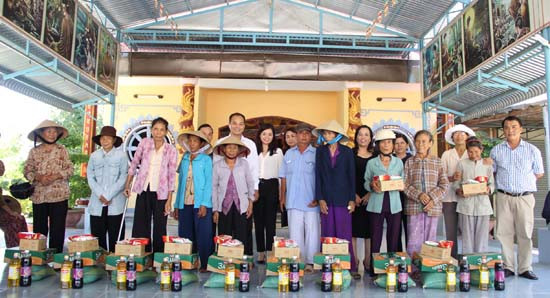 Báo Công lý tặng 150 phần quà cho người nghèo ở Bình Thuận