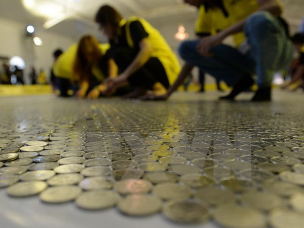 Phá vỡ kỷ lục Guinness với tấm thảm tiền xu lớn nhất thế giới