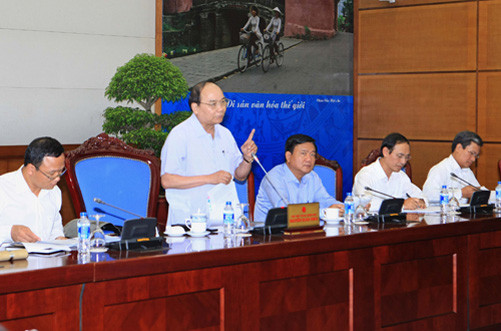 Phó Thủ tướng Nguyễn Xuân Phúc: Xử lý nghiêm tình trạng xe “vua”, xe có phù hiệu lạ