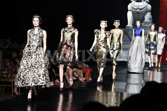 Vietnam International Fashion Week: Đắm chìm trong sắc hoa của NTK Sebastian Gunawan