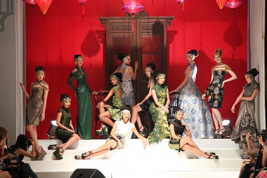 Vietnam International Fashion Week: Đắm chìm trong sắc hoa của NTK Sebastian Gunawan