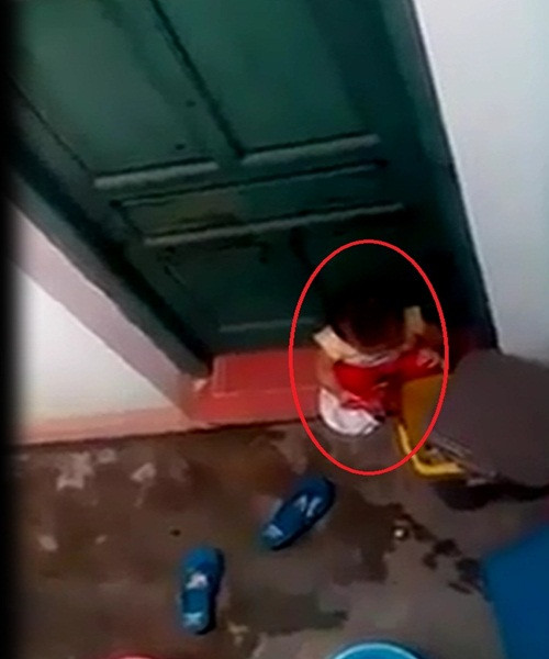 Cô giáo bỏ trẻ mầm non ngoài cửa, cháu bé 2 tuổi nhặt rác để ăn