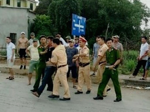 Lực lượng công an khống chế bắt giữ Nguyễn Văn Mười và Đinh Văn Chiến sau khi chém CSGT - Ảnh: Nghĩa Đàn