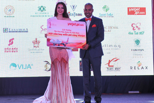 Người đẹp biển Vietjet đoạt vương miện Hoa hậu Hoàn Vũ Việt Nam 2015