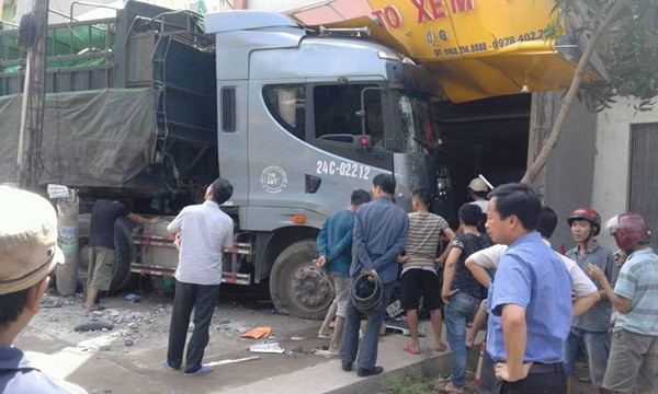 Tin tức tai nạn giao thông ngày 6/10: Xe khách chở người Việt tai nạn ở Lào, 8 người thương vong