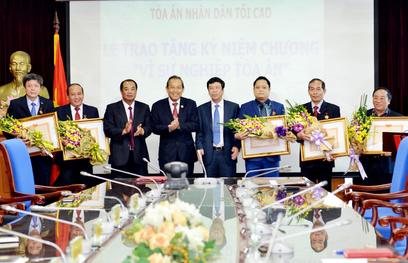 Lãnh đạo TANDTC tặng Kỷ niệm chương “Vì sự nghiệp Tòa án” cho các cán bộ chủ chốt Đài Tiếng nói Việt Nam