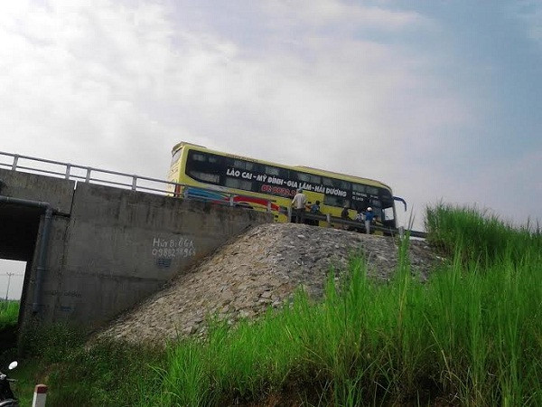 Phú Thọ: Dân “xé rào” lên cao tốc Nội Bài – Lào Cai bắt xe