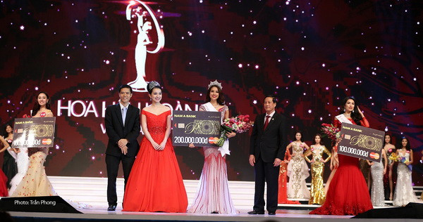 Nam A Bank trao giải thưởng đặc biệt cho tân Hoa hậu Hoàn Vũ Việt Nam 2015