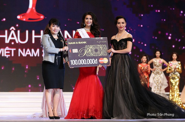 Nam A Bank trao giải thưởng đặc biệt cho tân Hoa hậu Hoàn Vũ Việt Nam 2015