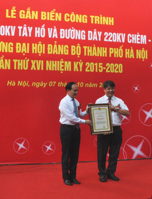 EVN HANOI gắn biển công trình chào mừng Đại hội Đảng bộ Tp. Hà Nội lần thứ XVI