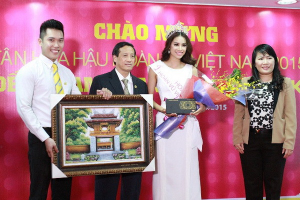 Hoa hậu Hoàn Vũ Việt Nam 2015 tham quan hội sở Nam A Bank