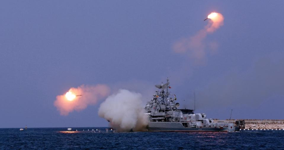 Đáp trả cáo buộc của Mỹ, tàu chiến Nga phá hủy 11 mục tiêu của IS