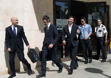 Tiền đạo Lionel Messi và cha tiếp tục bị tòa triệu tập vì trốn thuế